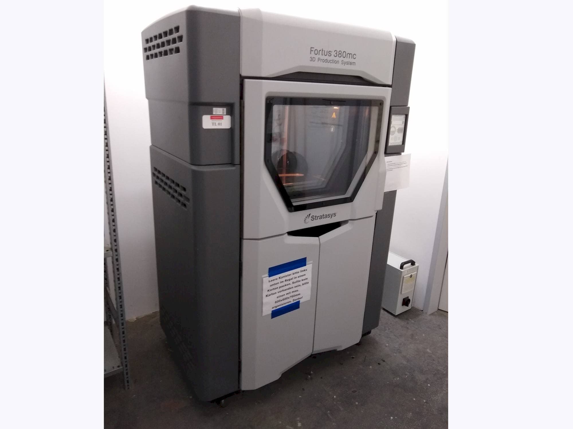 Prikaz  stroja Stratasys Fortus 380MC  sprijeda
