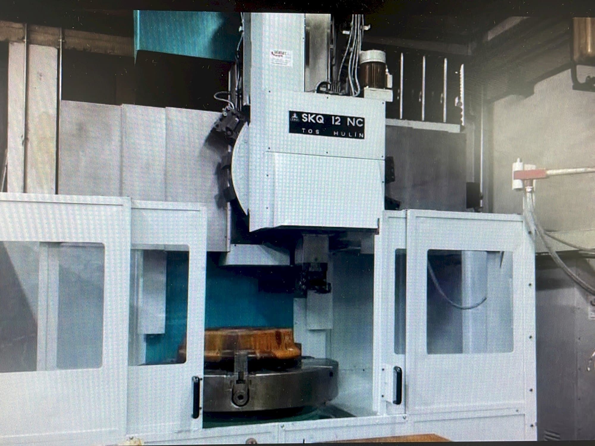 Prikaz stroja TOS SKQ 12 NC sprijeda