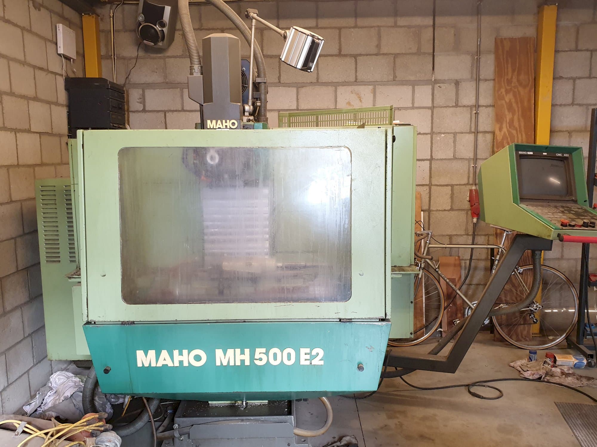 Prikaz lijeve strane stroja Maho MH 500