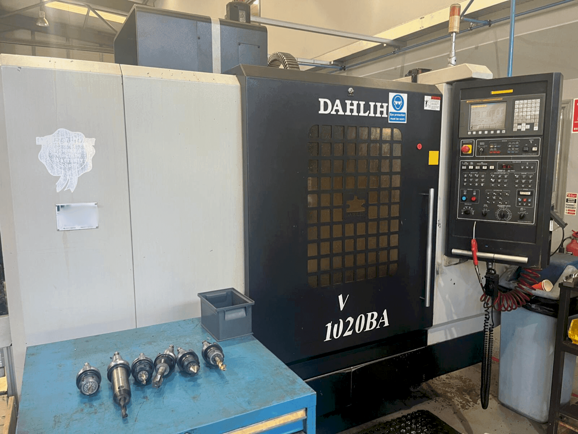 Prikaz  stroja DAH LIH DL-MCV1020BA  sprijeda