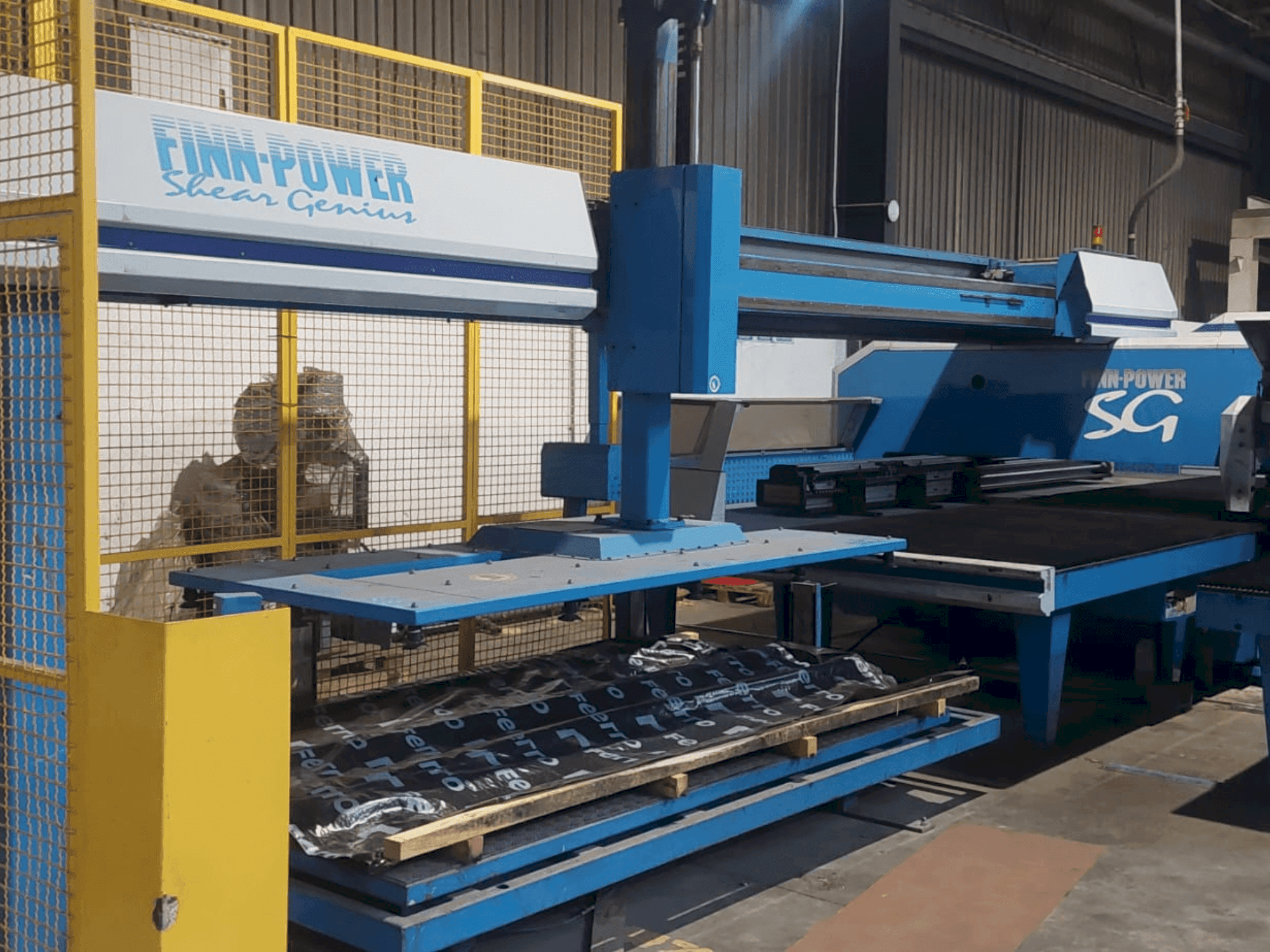 Prikaz  stroja Finn-Power Shear Genius TRS 6 SBU  sprijeda