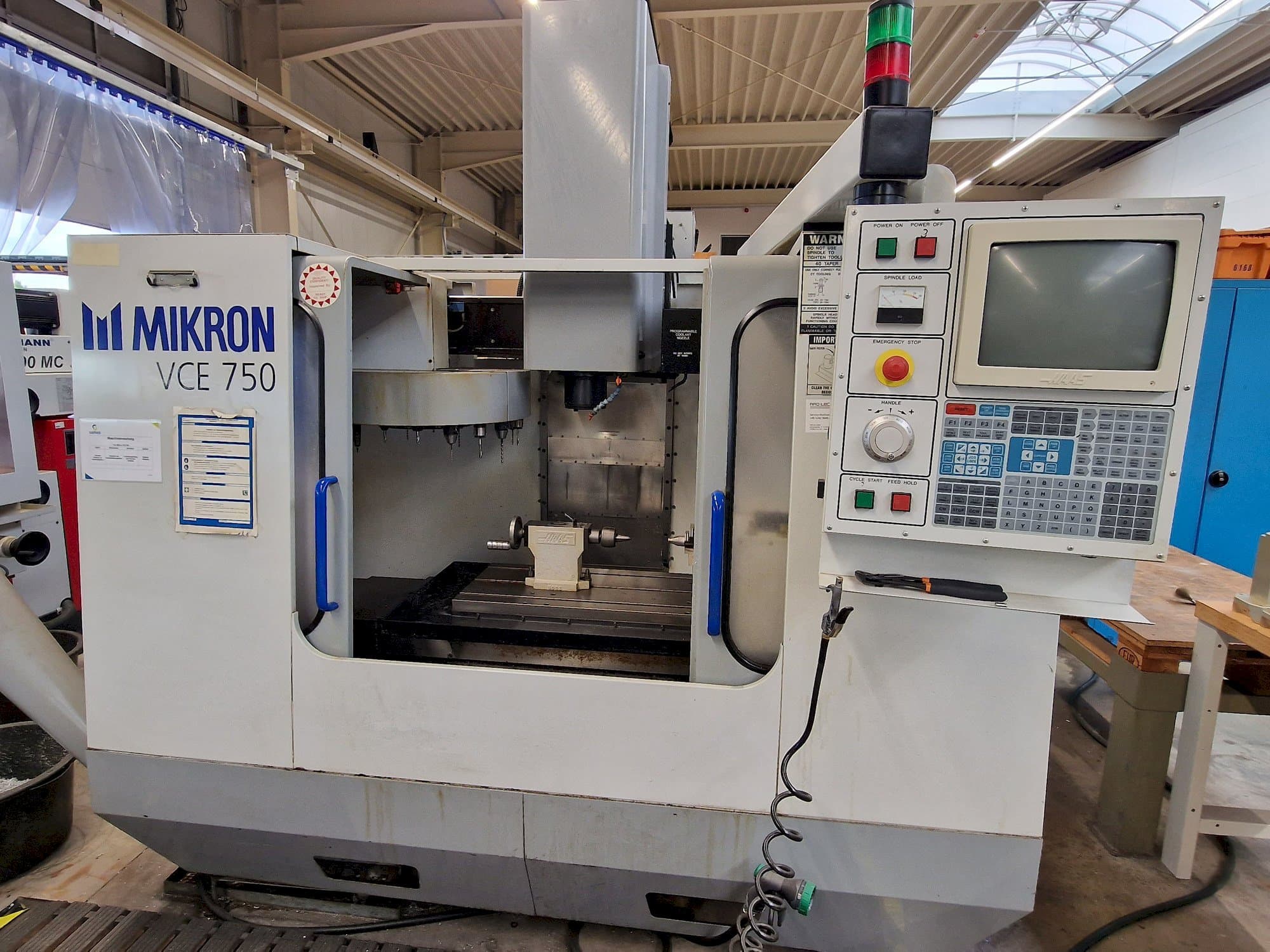 Prikaz stroja MIKRON Vce 750 sprijeda