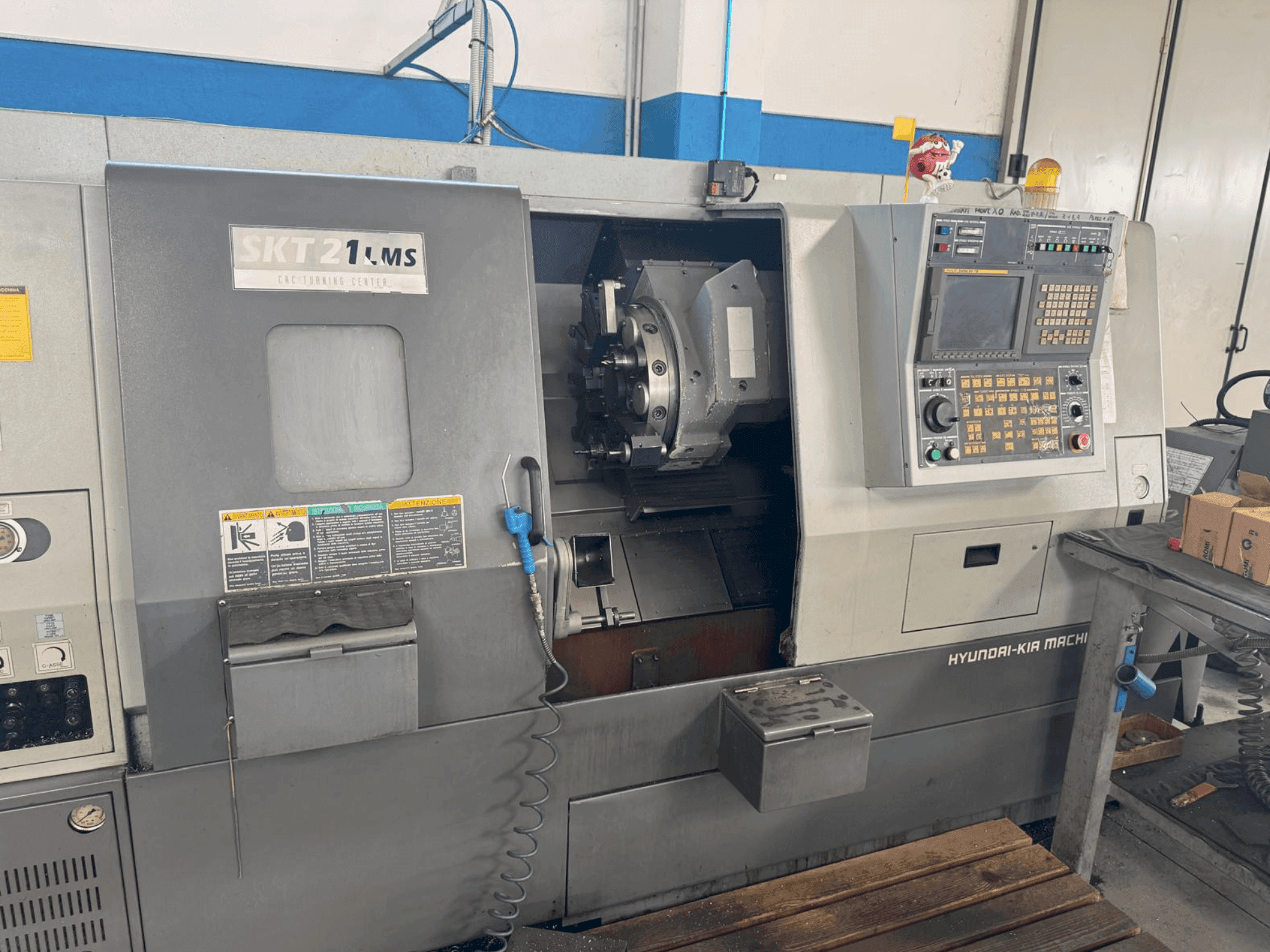 Prikaz stroja HYUNDAI KIA SKT 21 LMS sprijeda