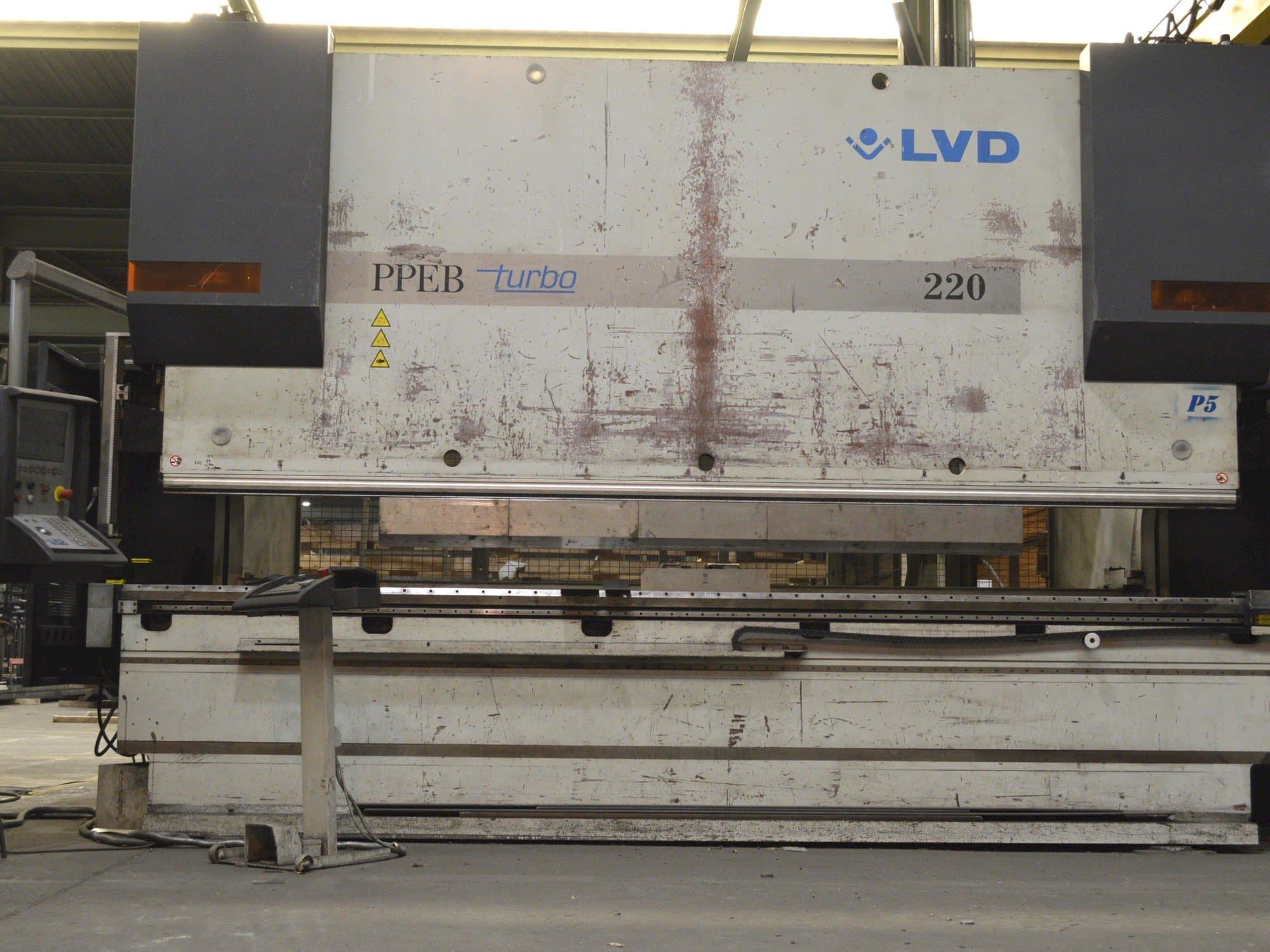 Prikaz stroja LVD PPEB 220/42 sprijeda