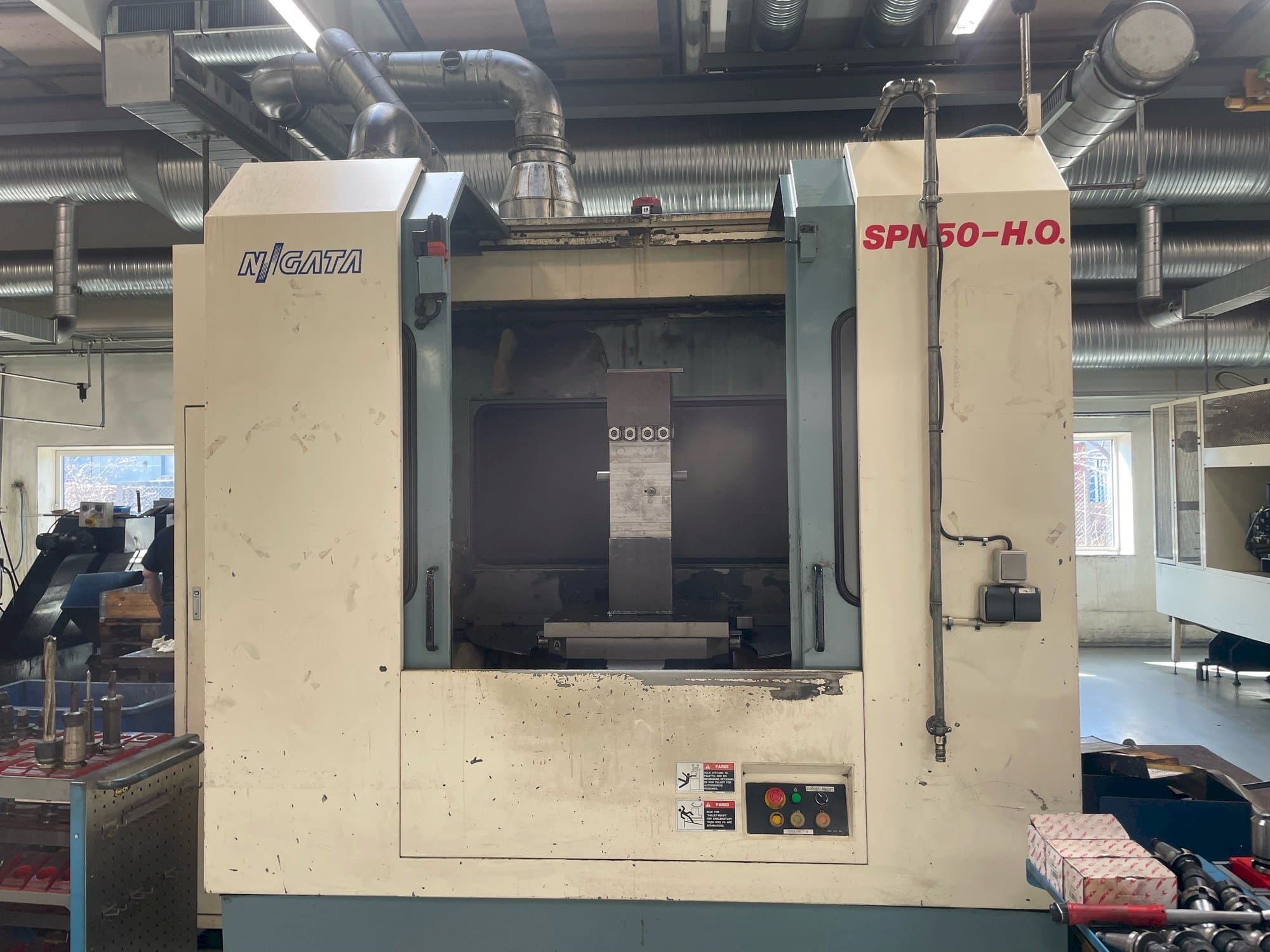 Prikaz stroja Niigata SPN 50-HO sprijeda