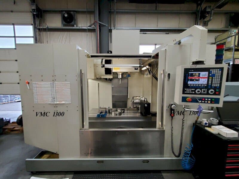 Prikaz stroja Modern Microcut VMC 1300 sprijeda