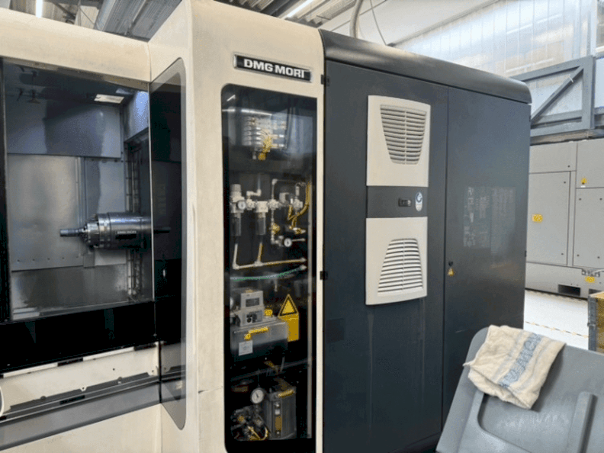 Prikaz  stroja DMG MORI NHX 4000  sprijeda