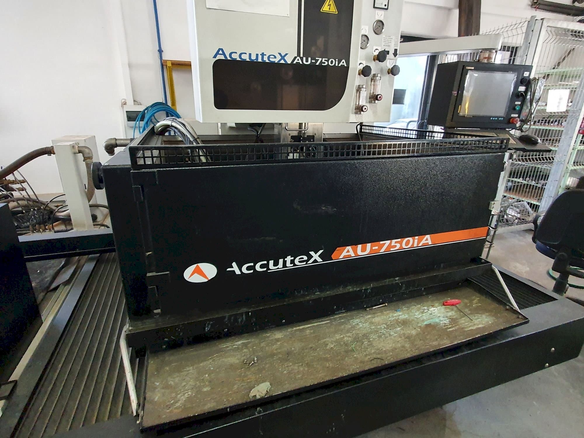 Prikaz stroja AccuteX AU-750iA sprijeda