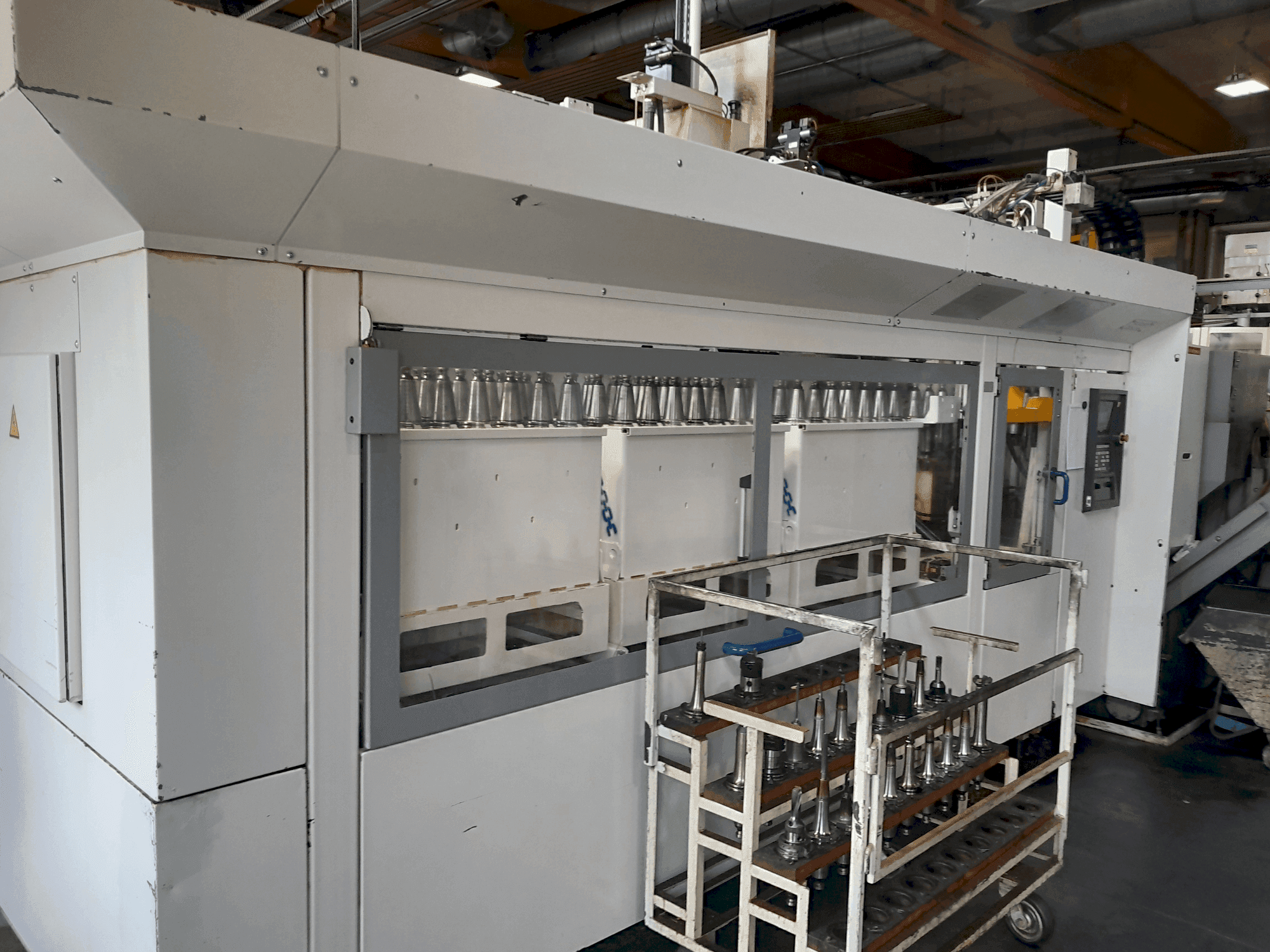 Prikaz bočne strane  stroja HELLER MCS-H 250