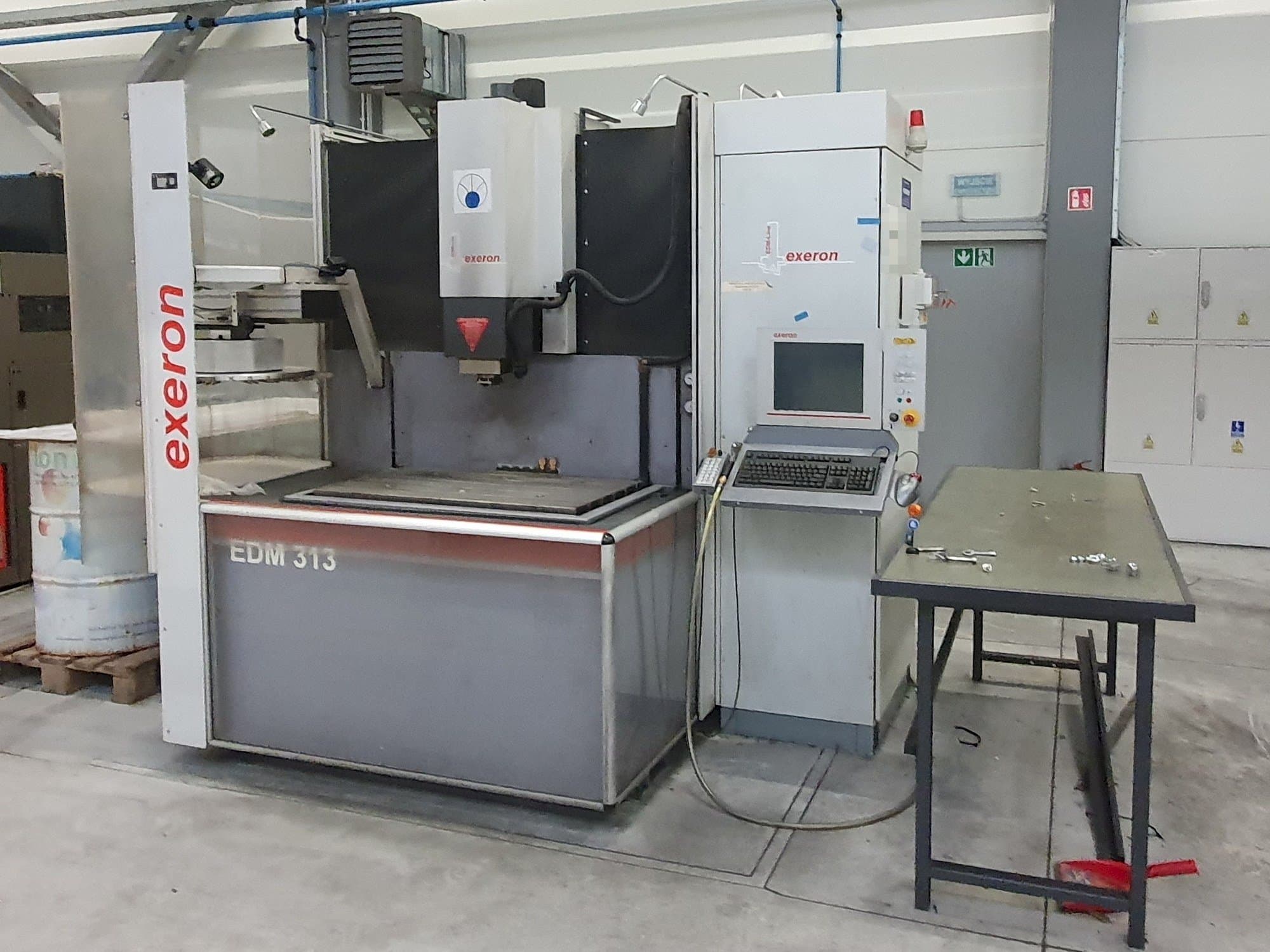 Prikaz  stroja EXTRON EDM 313  sprijeda