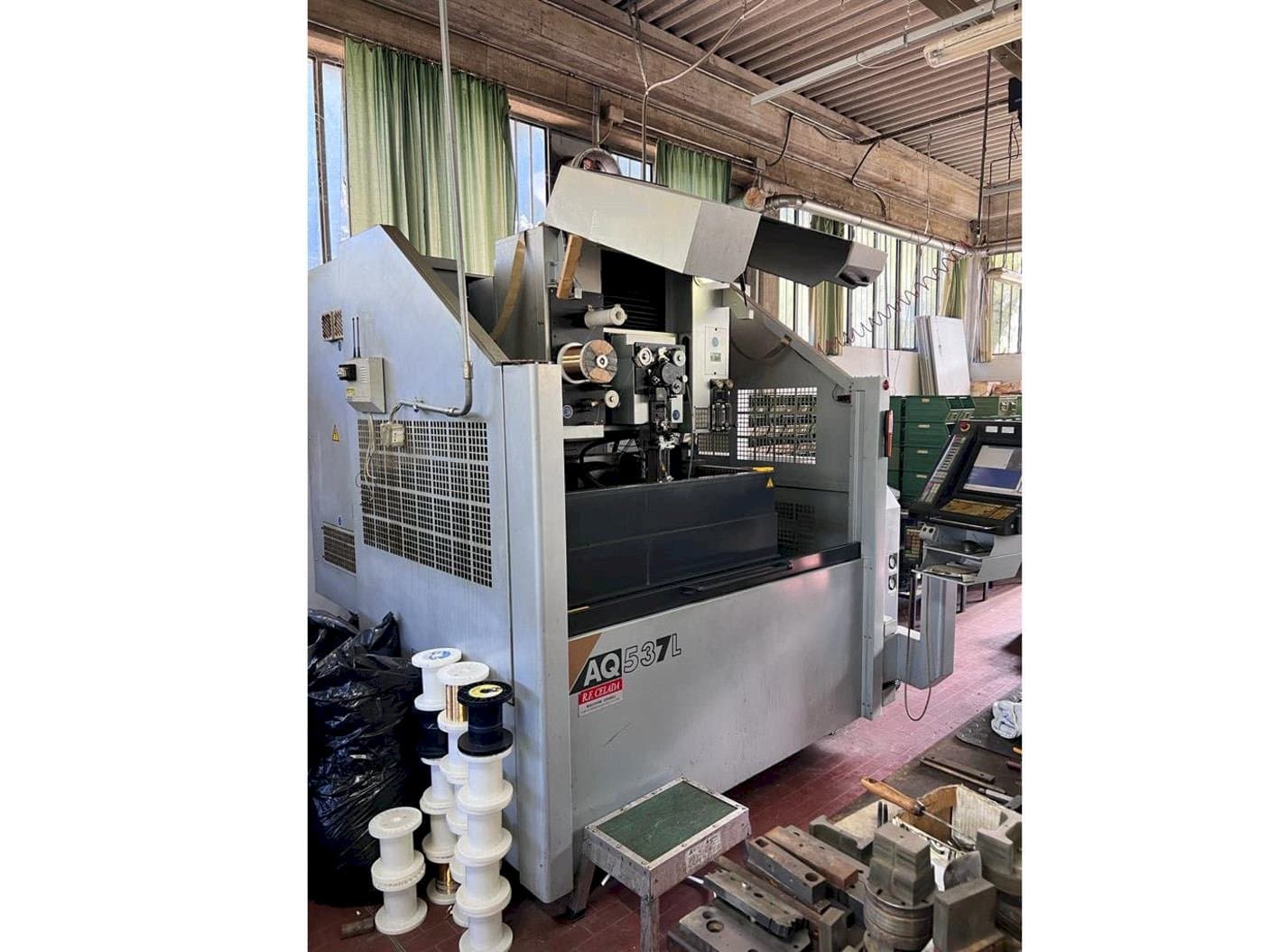 Prikaz stroja Sodick AQ537L sprijeda