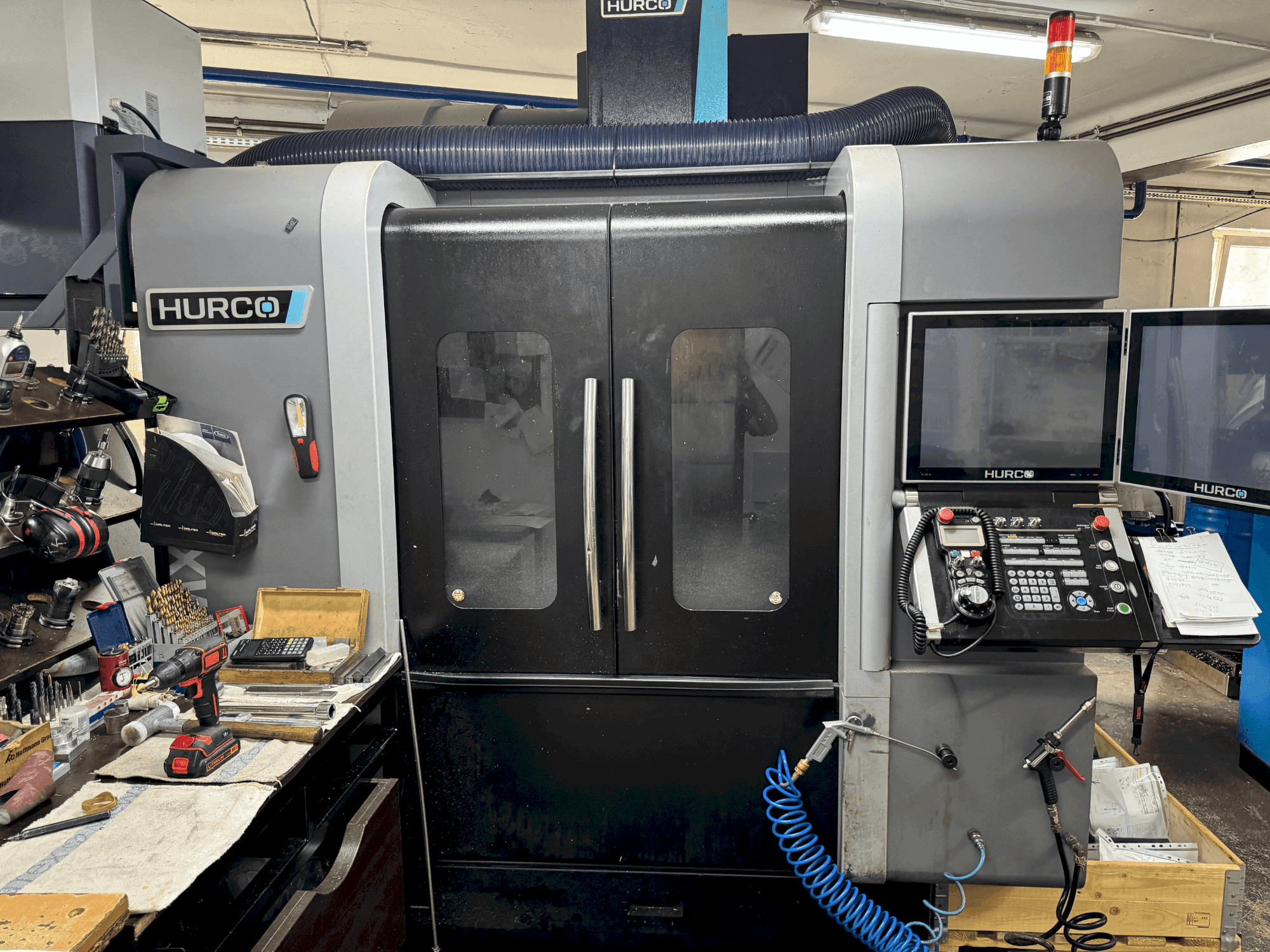Prikaz stroja Hurco VMX 30i sprijeda