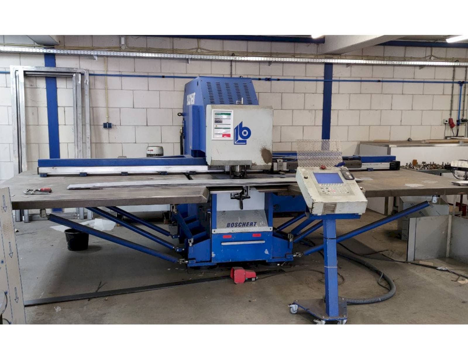 Prikaz  stroja Boschert EL 1000 CNC Z  sprijeda