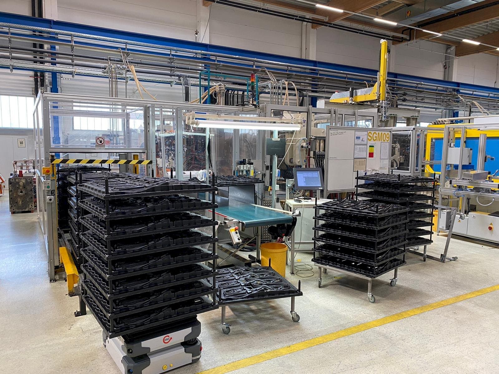 Prikaz stroja Krauss Maffei 650-1900-520 CZ Multinject sprijeda