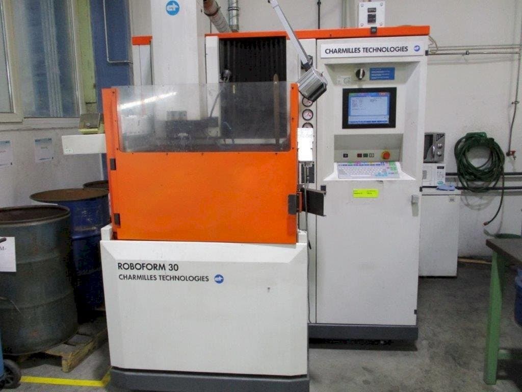 Prikaz  stroja AgieCharmilles Roboform 30  sprijeda