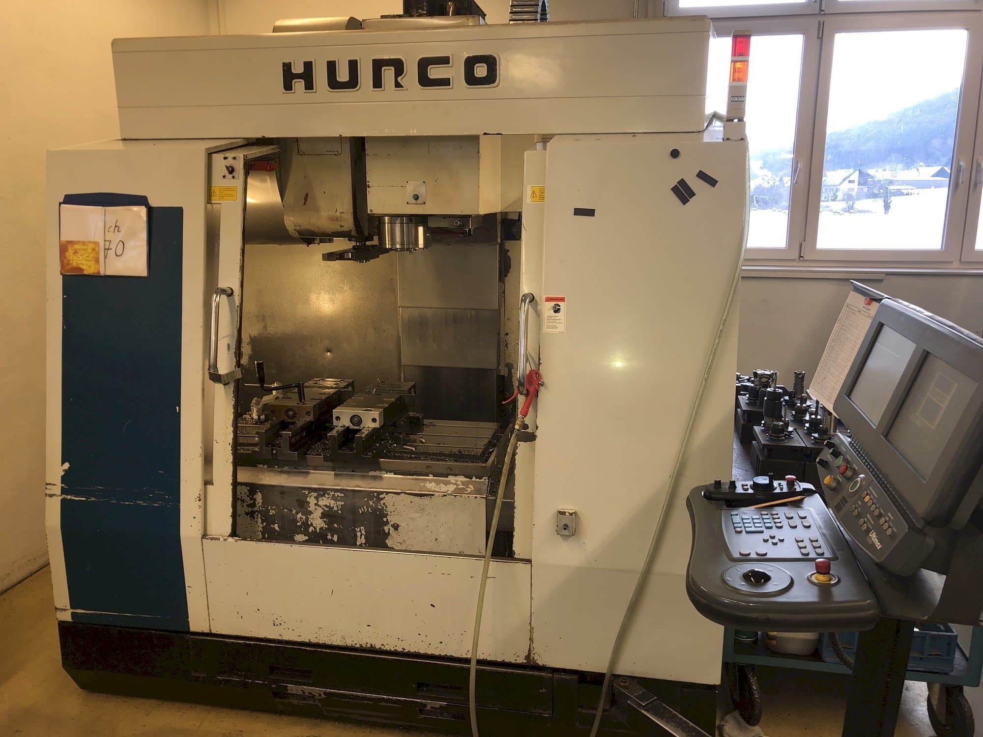 Prikaz stroja Hurco BMC 30M sprijeda