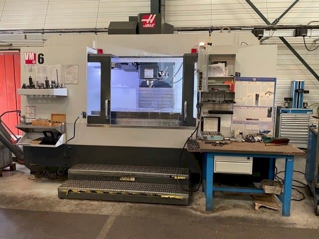 Prikaz stroja HAAS VM-6 sprijeda