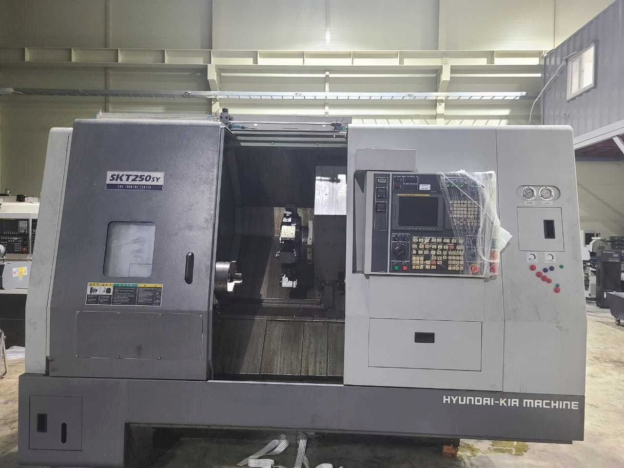 Prikaz stroja Hyundai Kia SKT250SY sprijeda