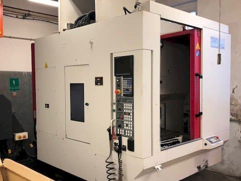 Prikaz stroja Akira Seiki RMV 700 APC sprijeda
