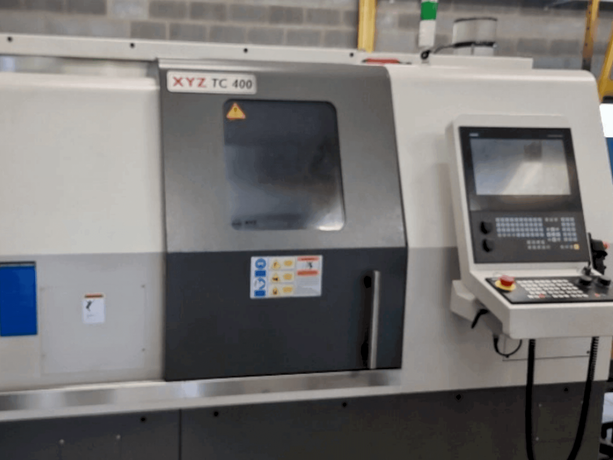 Prikaz stroja XYZ TC 400 sprijeda