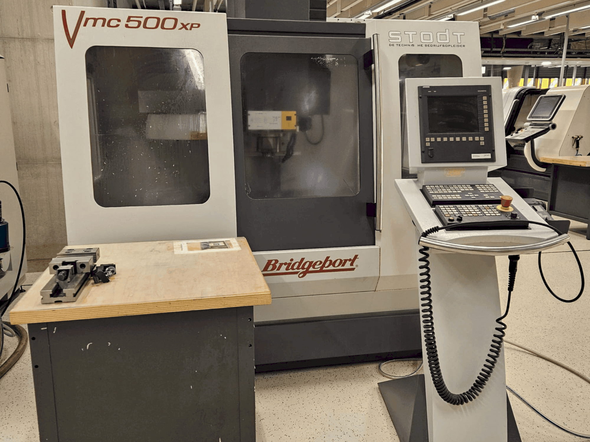 Prikaz  stroja Bridgeport VMC 500XP  sprijeda