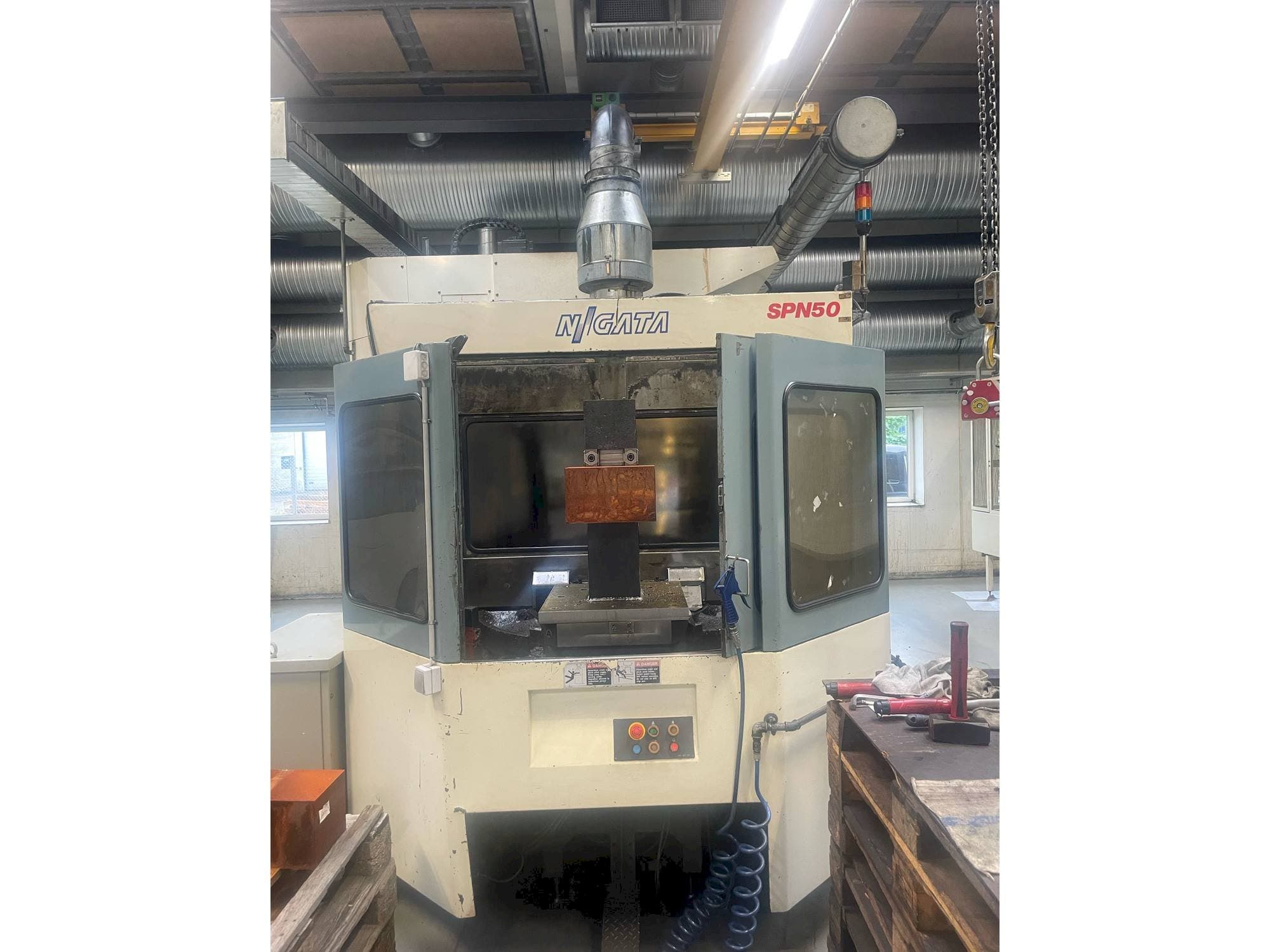 Prikaz stroja Niigata SPN 50 sprijeda