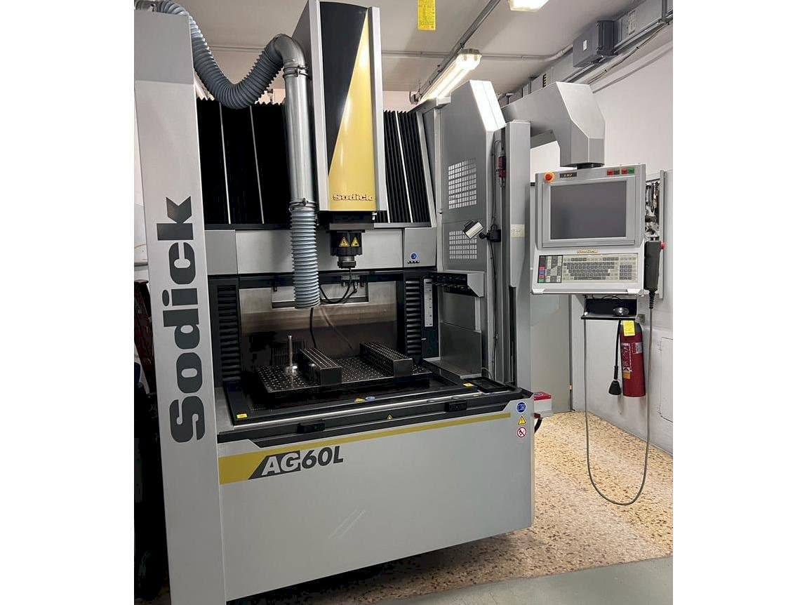 Prikaz stroja Sodick AG 60L sprijeda