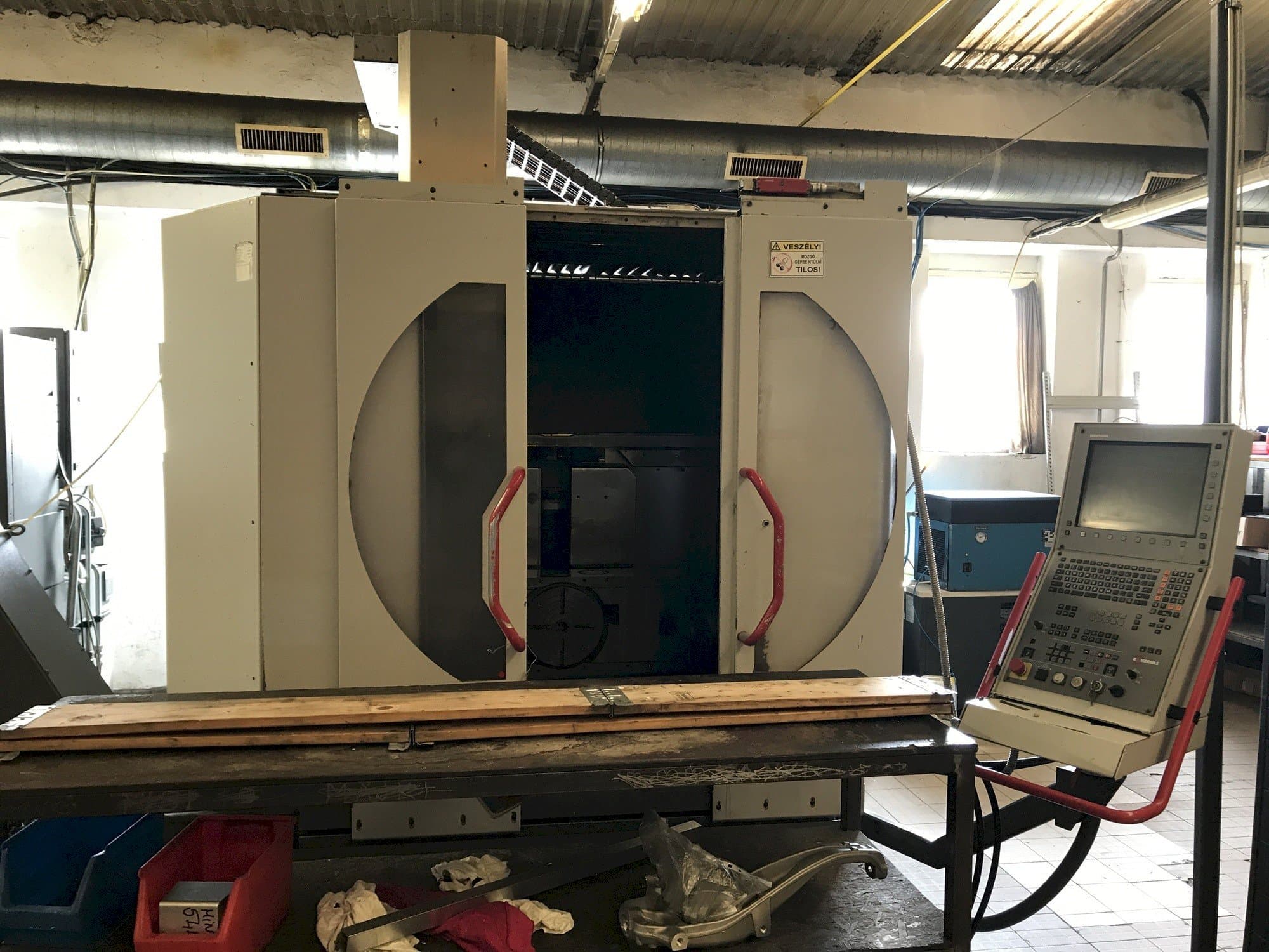 Prikaz stroja HERMLE B 300 U sprijeda