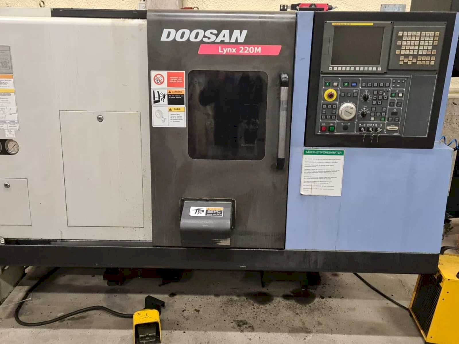 Prikaz stroja Doosan Lynx 220MA + bar feeder LNS Express sprijeda