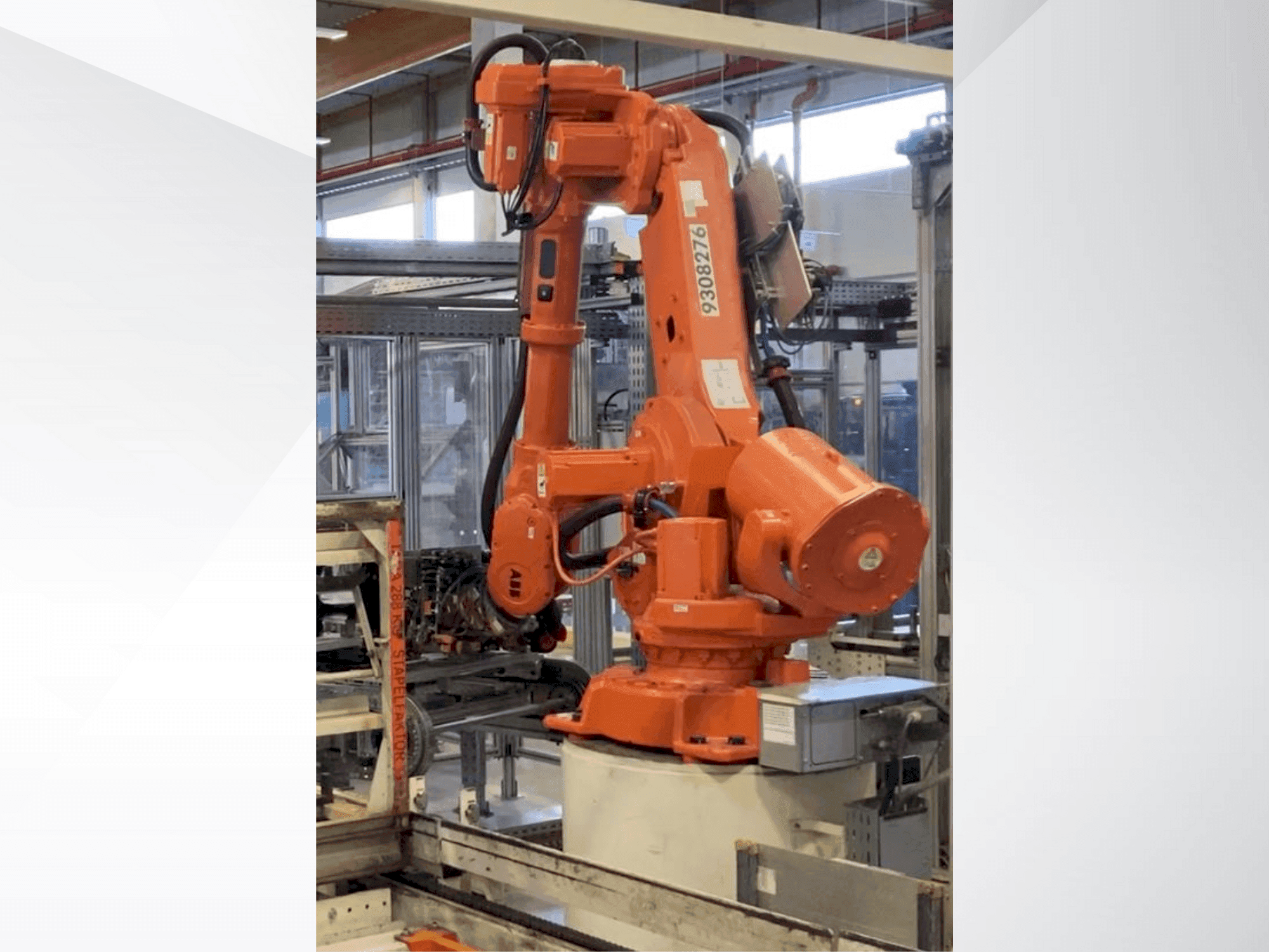 Prikaz  stroja ABB IRB 6640-130/320  sprijeda