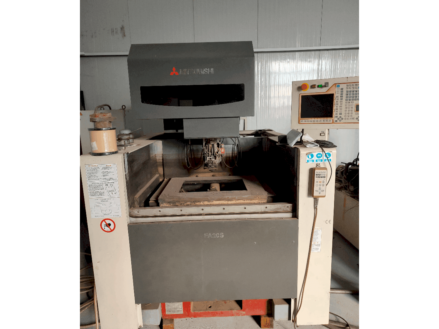Prikaz stroja Mitsubishi FA20SM sprijeda