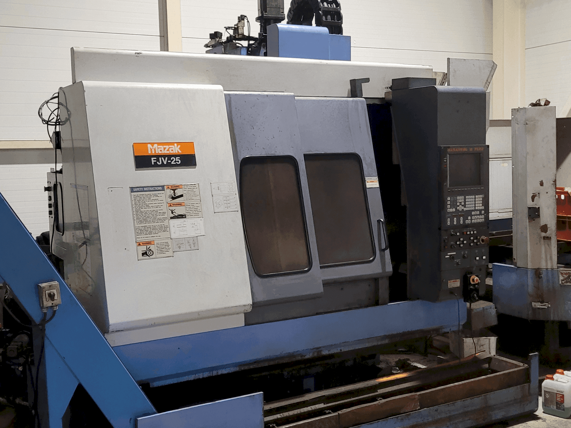 Prikaz stroja Mazak FJV-25 sprijeda