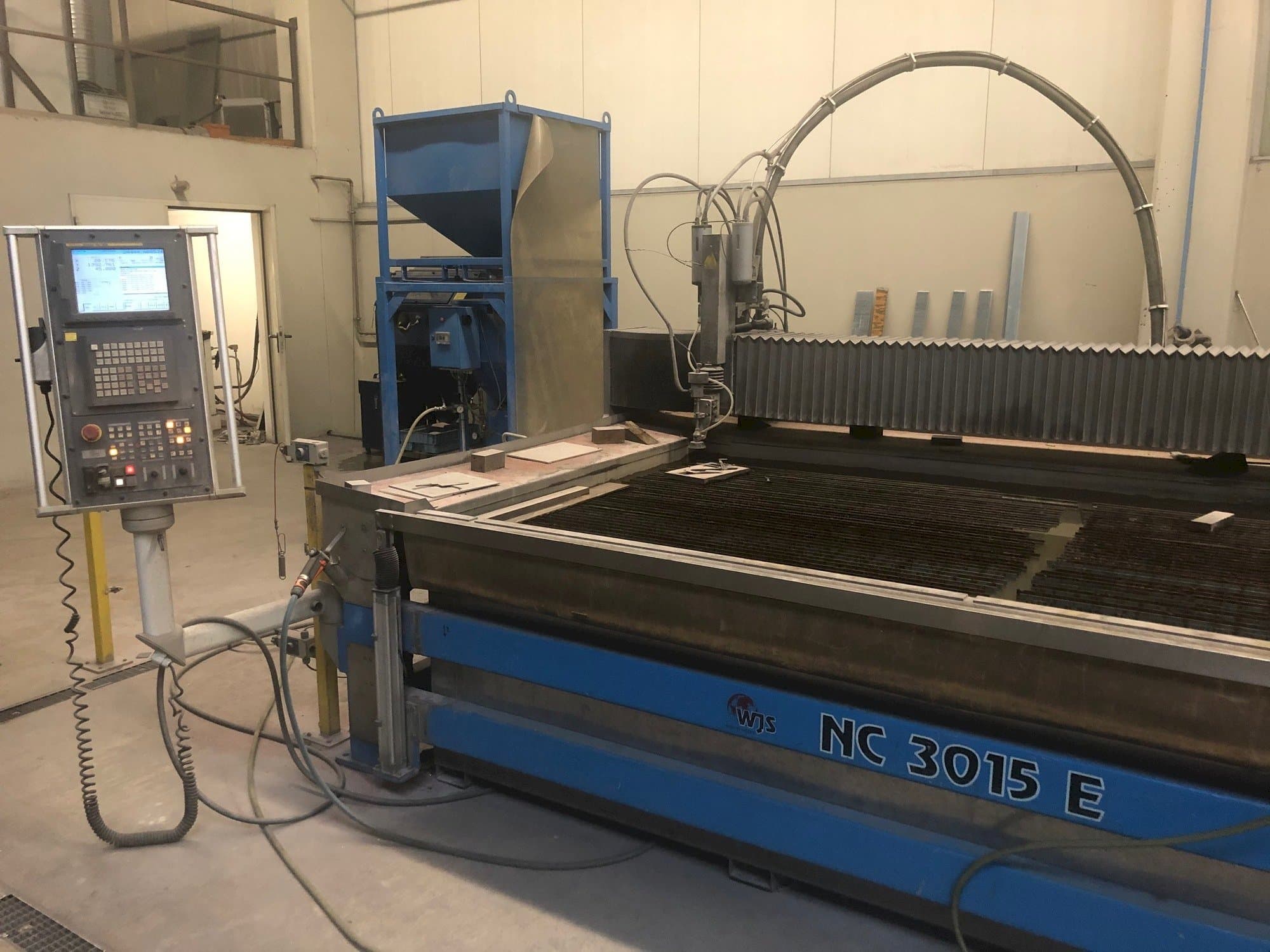 Prikaz  stroja WJS NC 3015 E  sprijeda