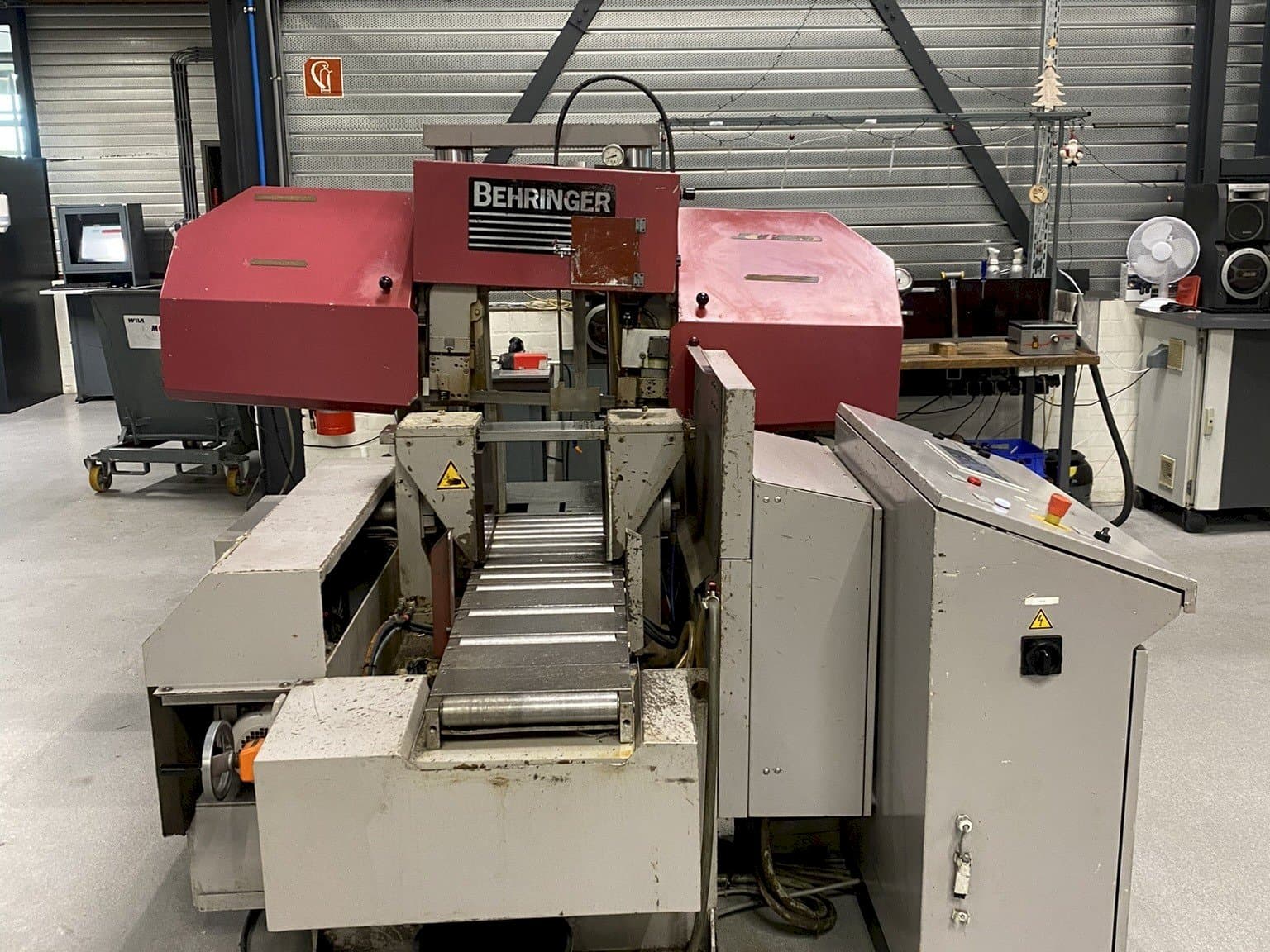 Prikaz stroja Behringer HPB 303A sprijeda