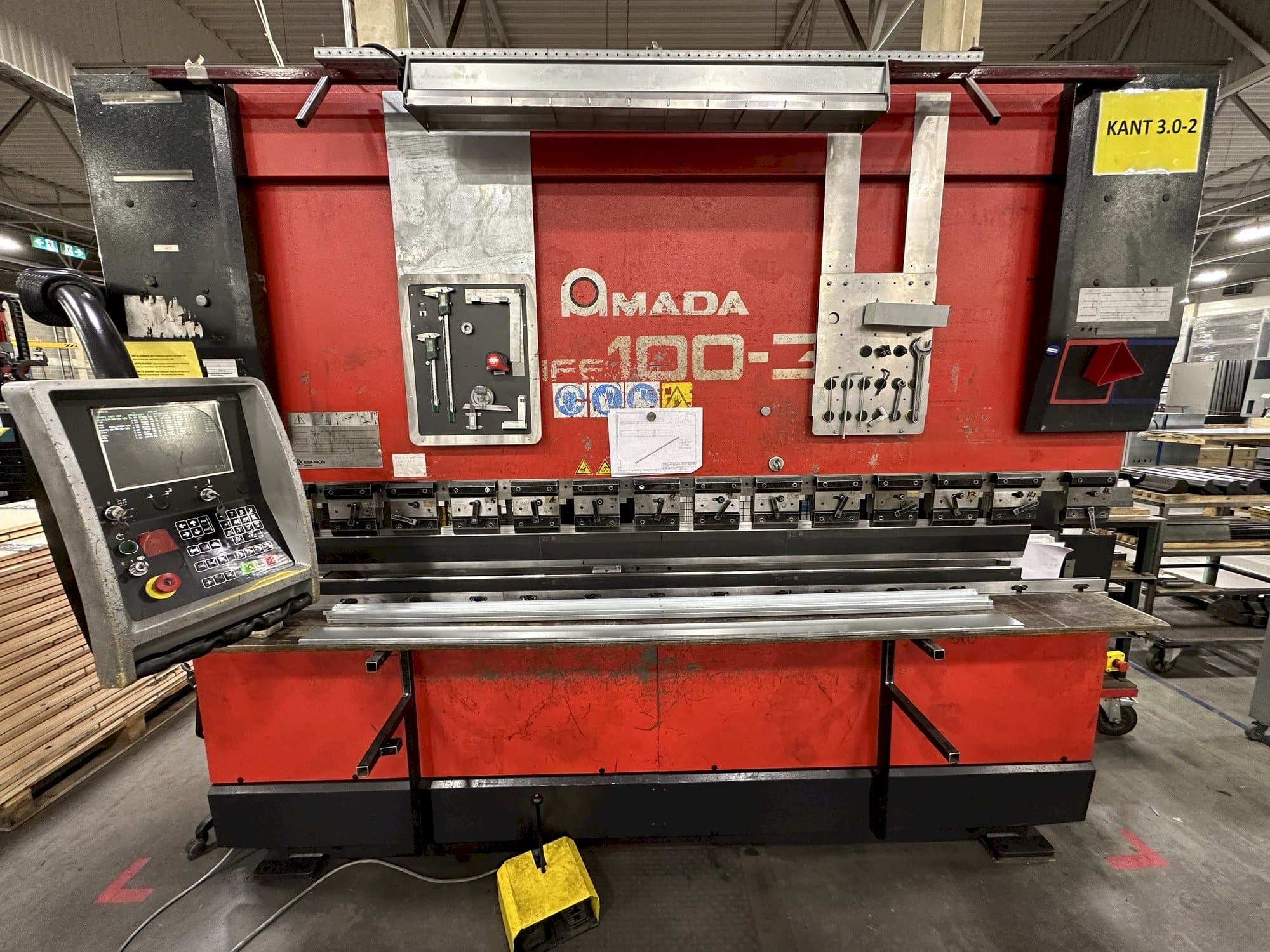 Prikaz stroja AMADA HFE 100-3 sprijeda