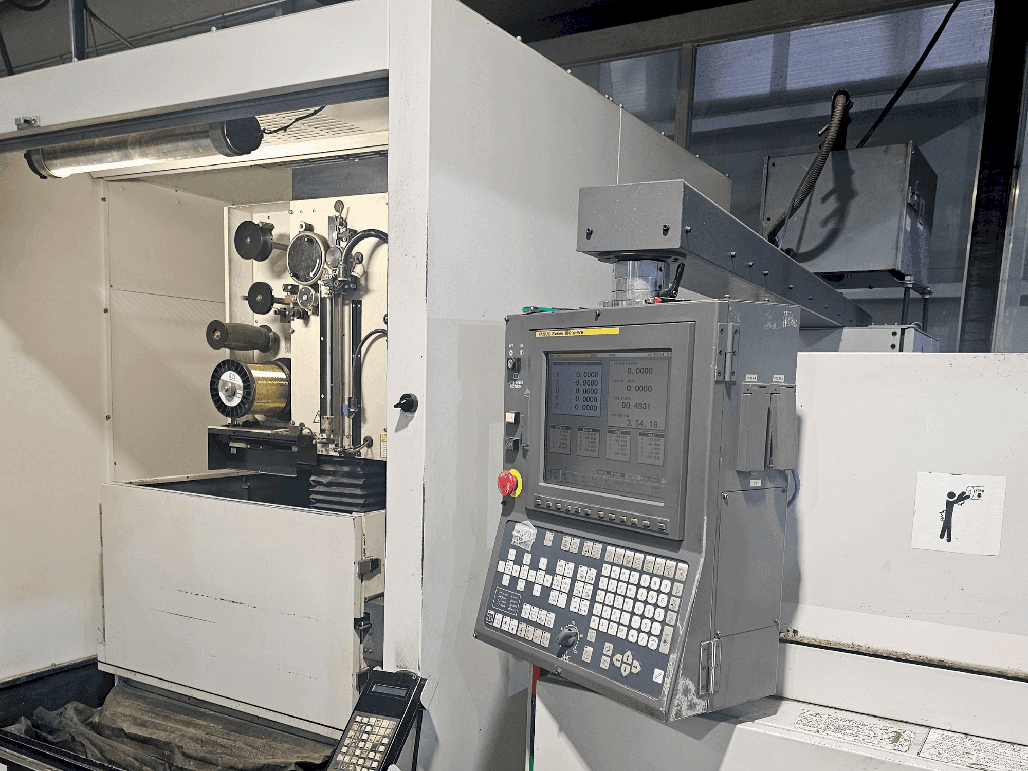 Prikaz stroja FANUC alpha 1iC sprijeda