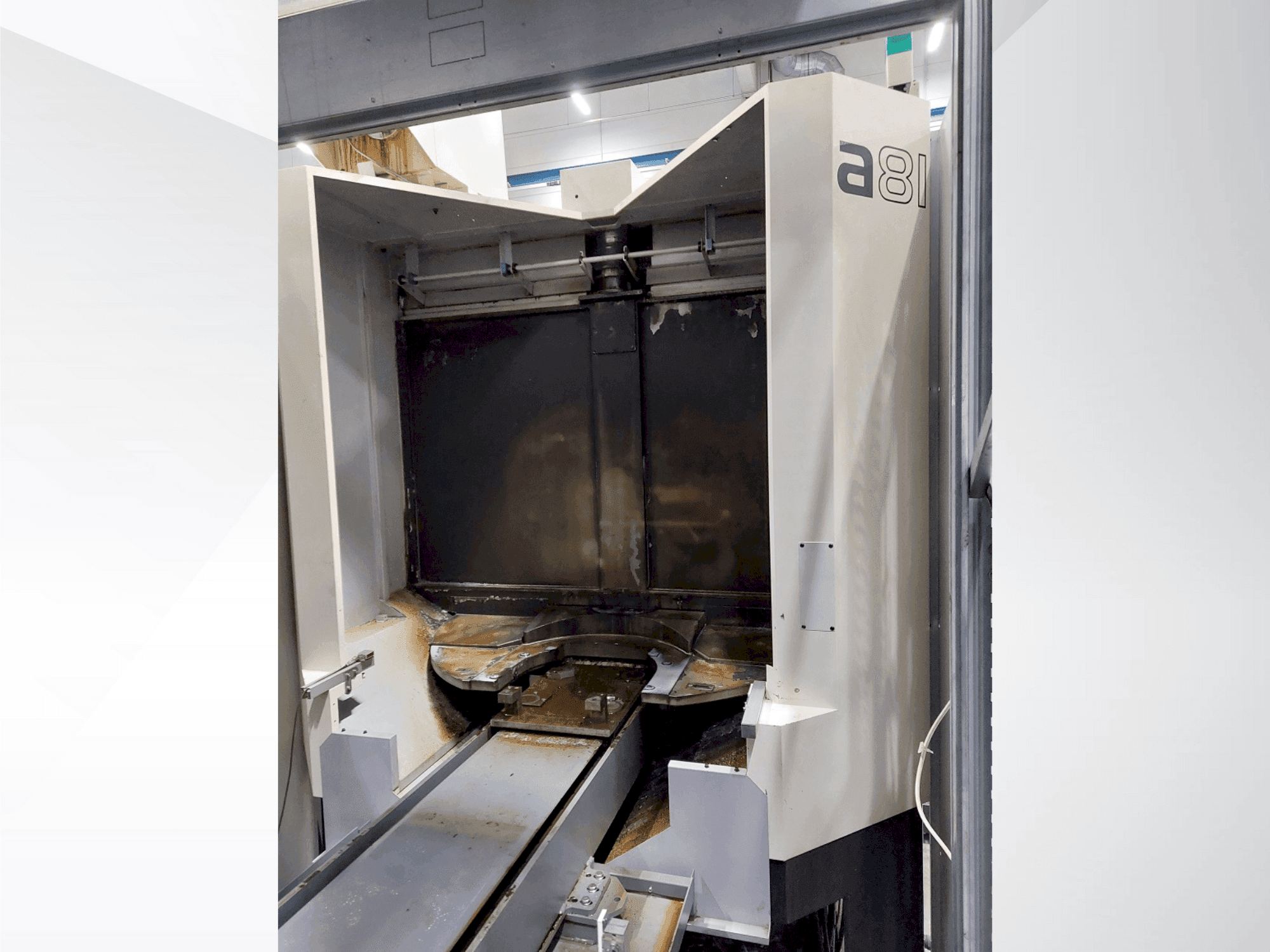 Prikaz  stroja Makino a81  sprijeda