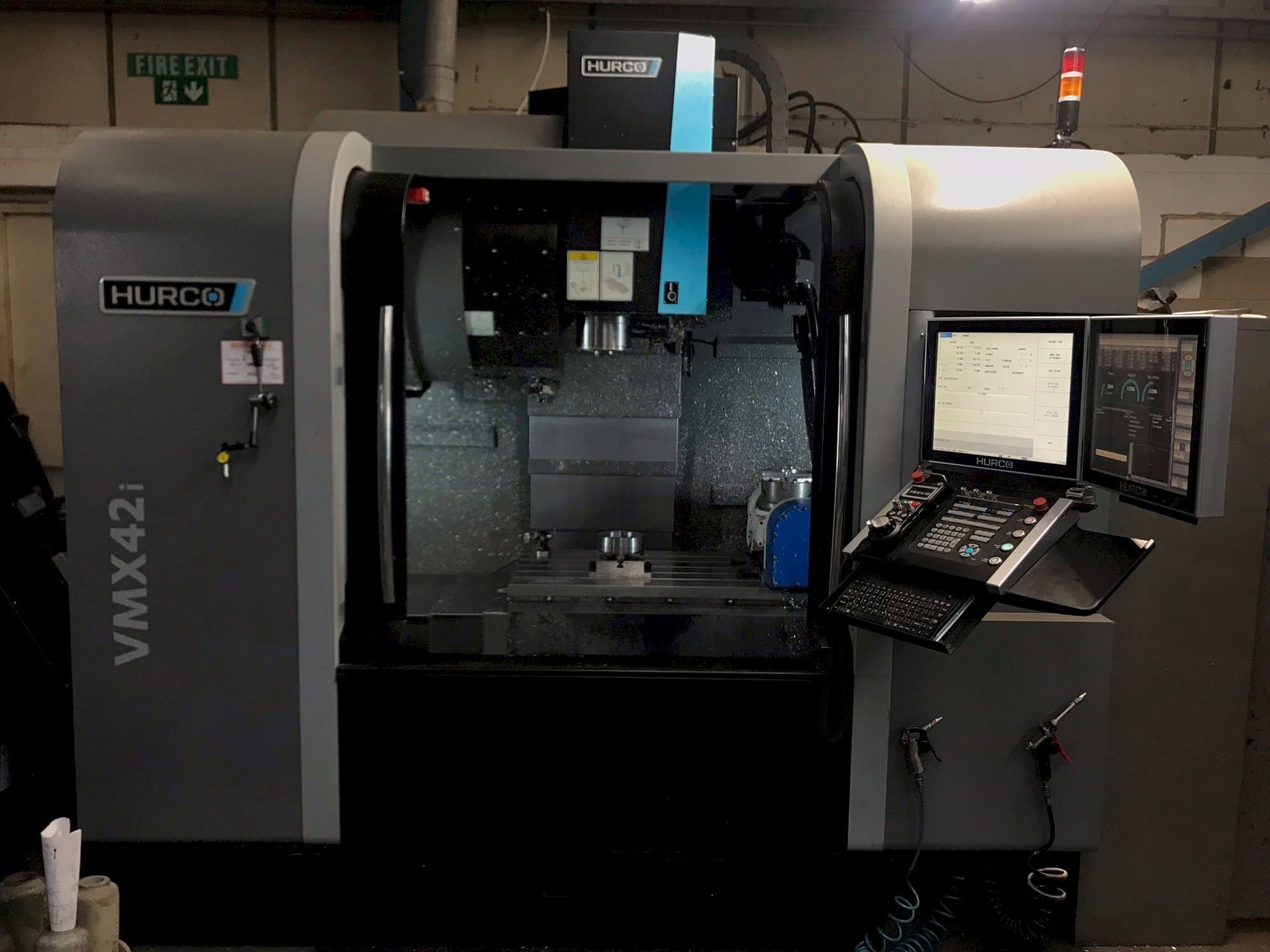 Prikaz stroja Hurco VMX42i sprijeda