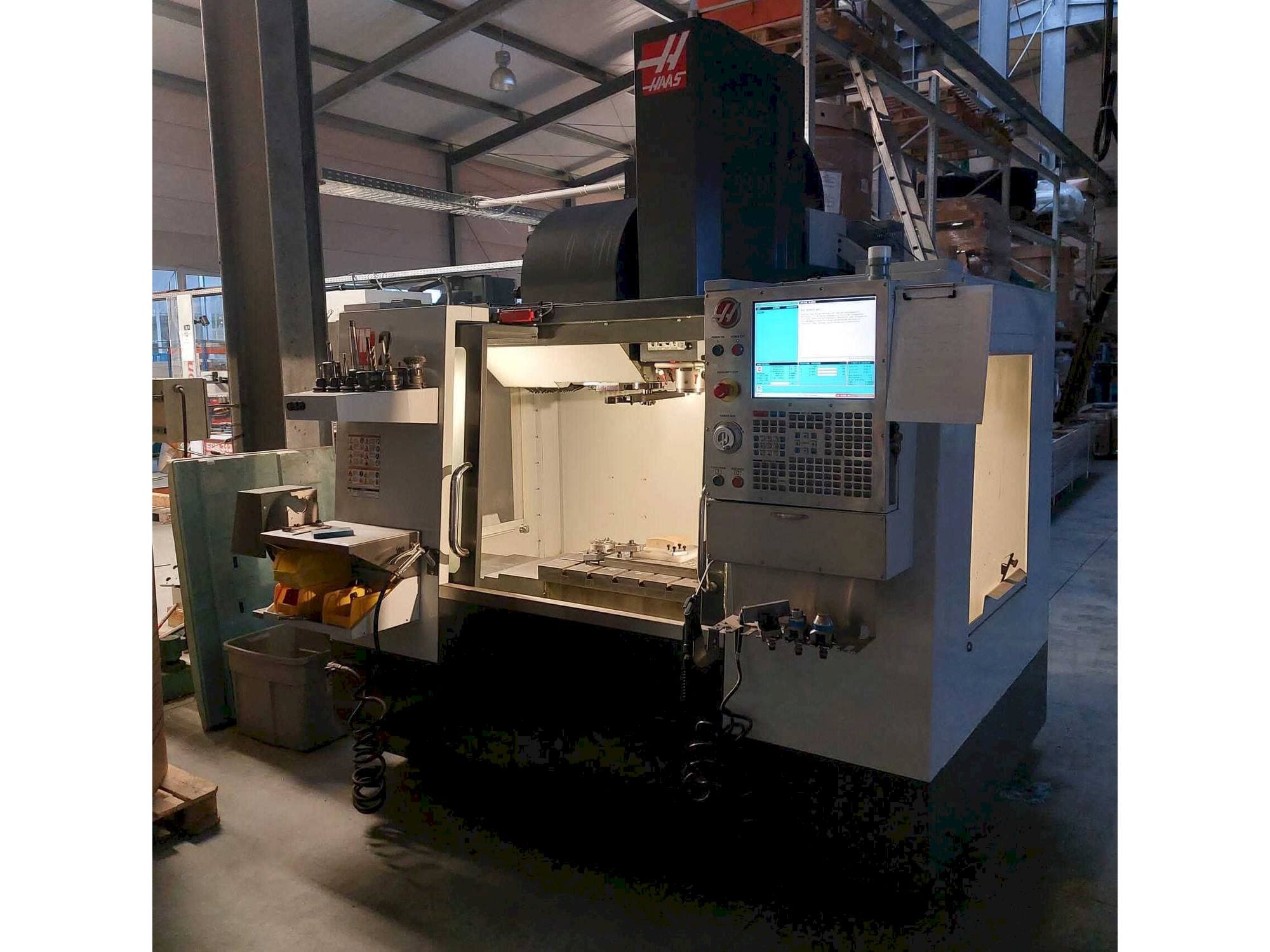 Prikaz stroja HAAS VM-2 sprijeda