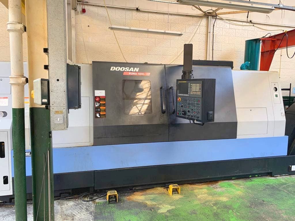 Prikaz stroja Doosan Puma 400LB sprijeda