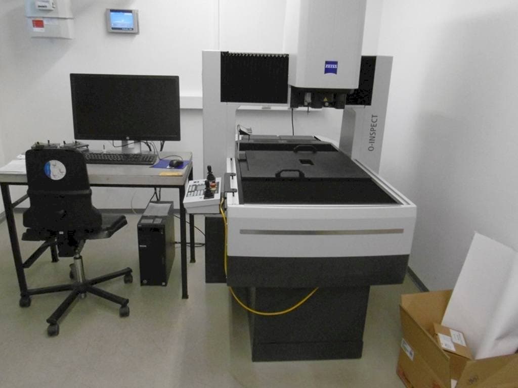 Prikaz stroja ZEISS O-Inspect 543 sprijeda