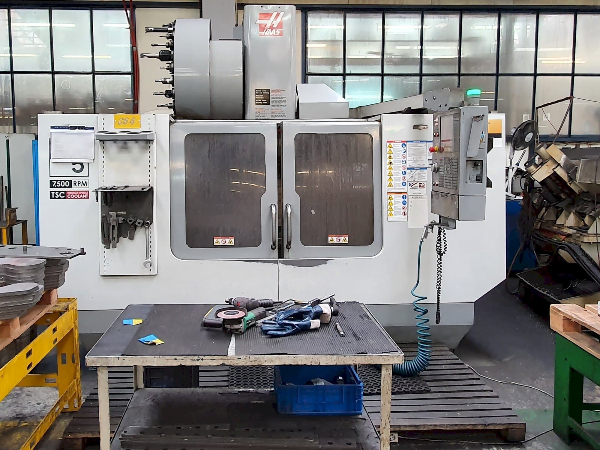 Prikaz  stroja HAAS VF-5 / 50HE  sprijeda