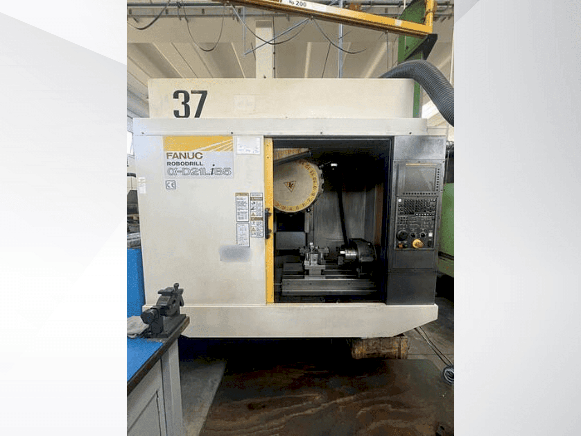 Prikaz stroja FANUC Robodrill Alpha-D21LiB5 sprijeda