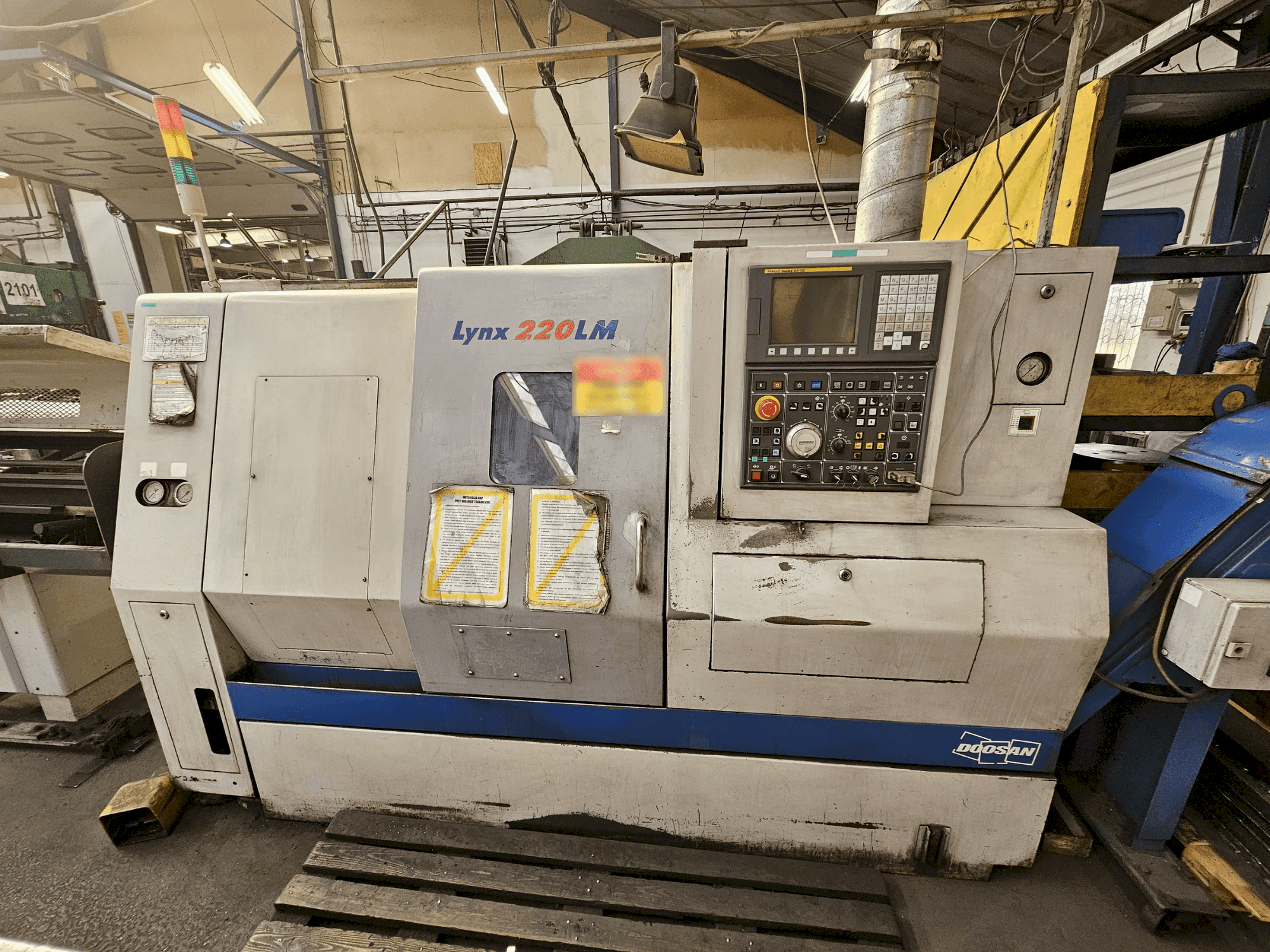 Prikaz stroja DOOSAN LYNX 220LMA sprijeda