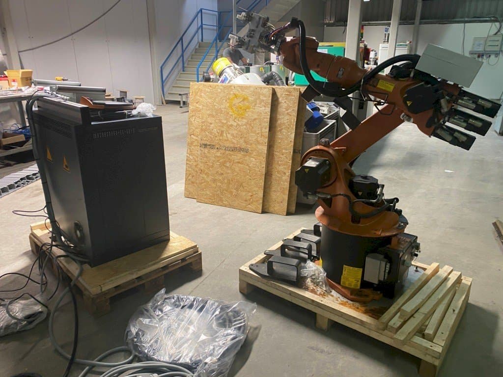 Prikaz stroja KUKA KR16-2 with KR C4 Controller sprijeda