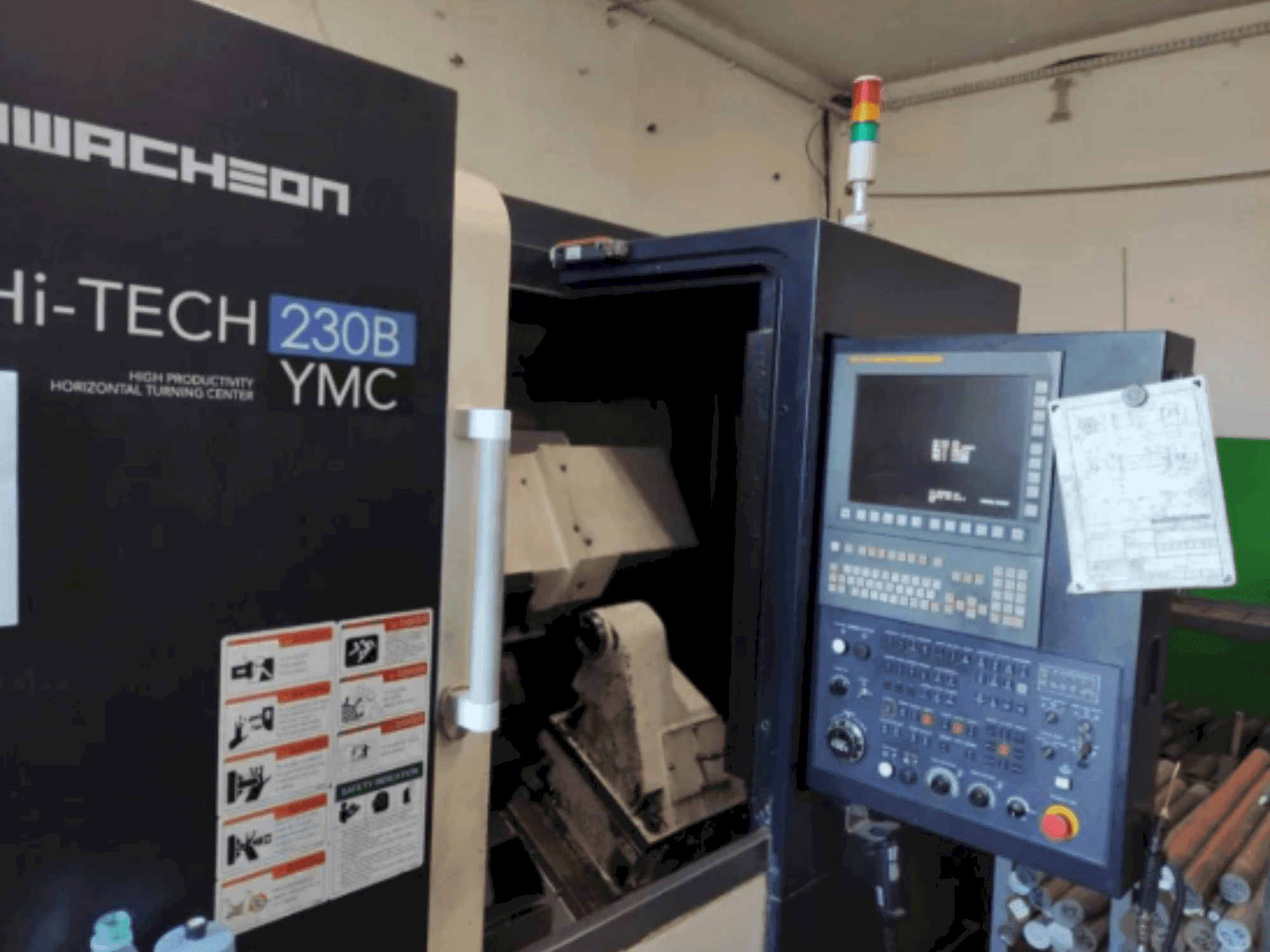 Prikaz  stroja HWACHEON HI-TECH 230B YMC  sprijeda