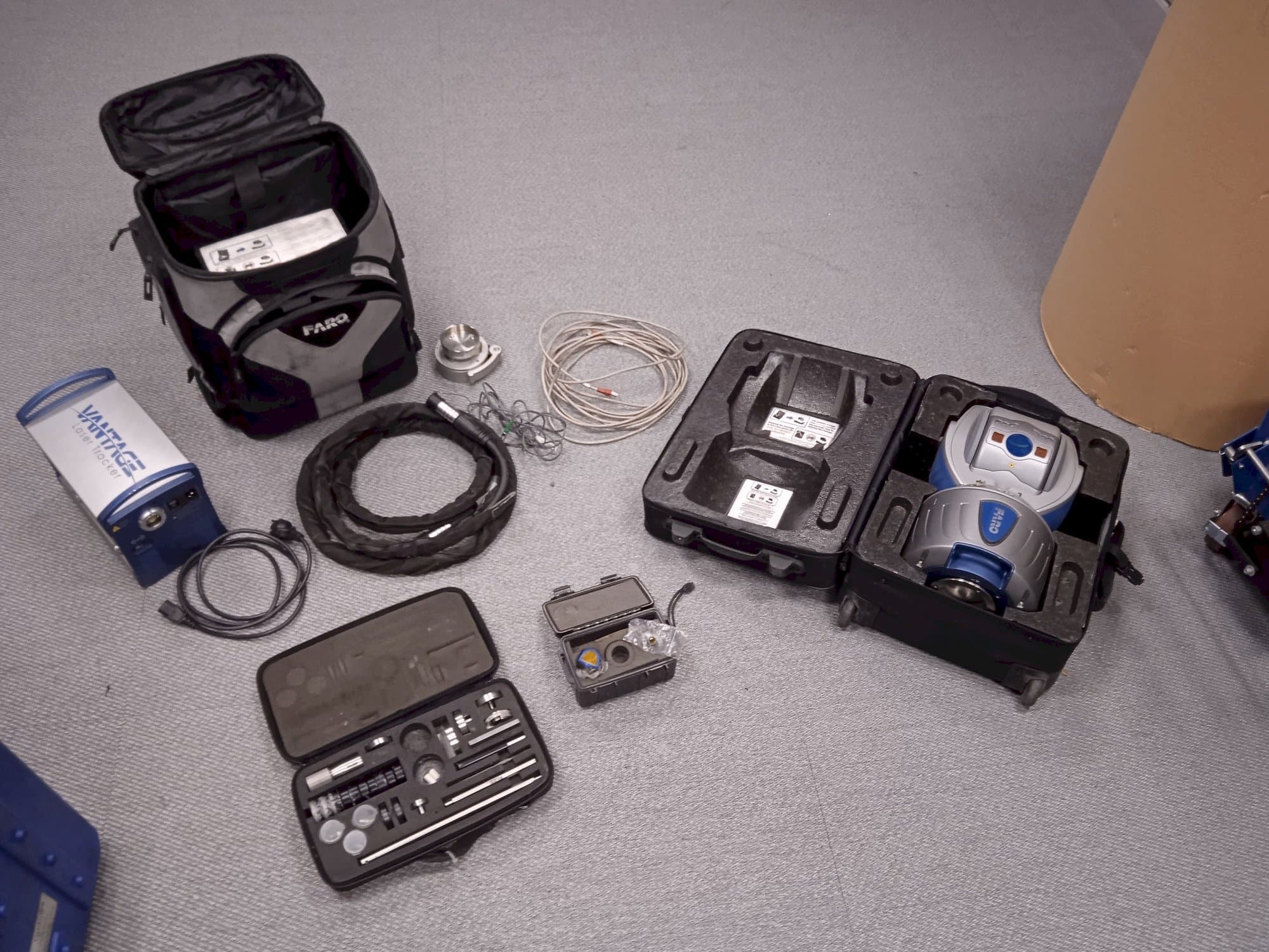 Prikaz stroja Faro Advantage Laser Tracker sprijeda