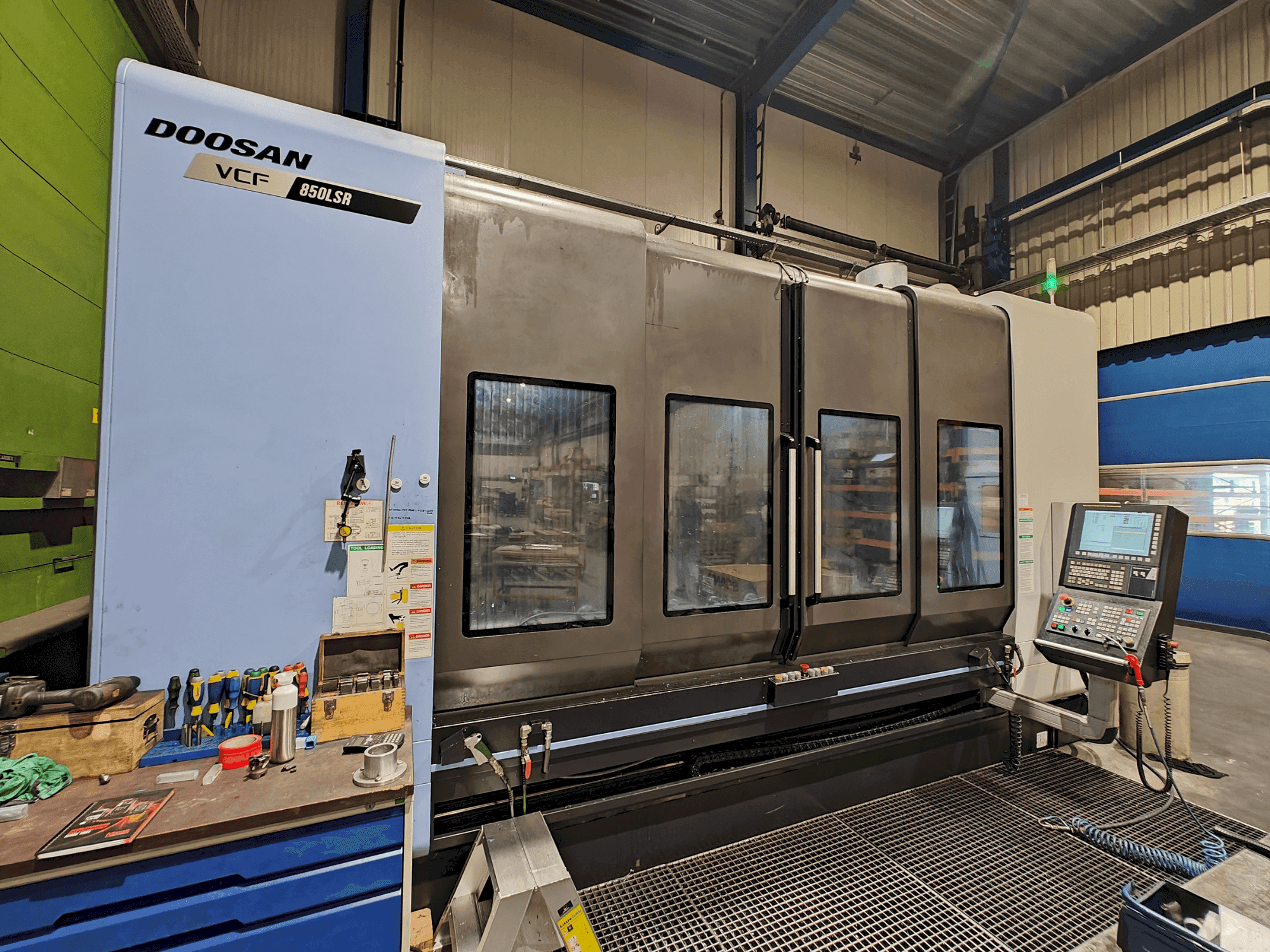 Prikaz stroja DOOSAN VCF 850 LSR sprijeda