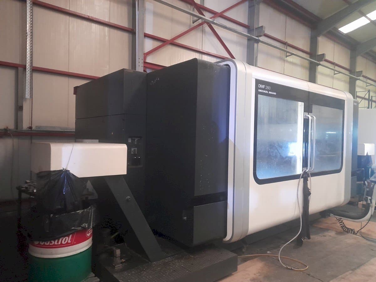 Prikaz lijeve strane stroja DECKEL MAHO DMF 260