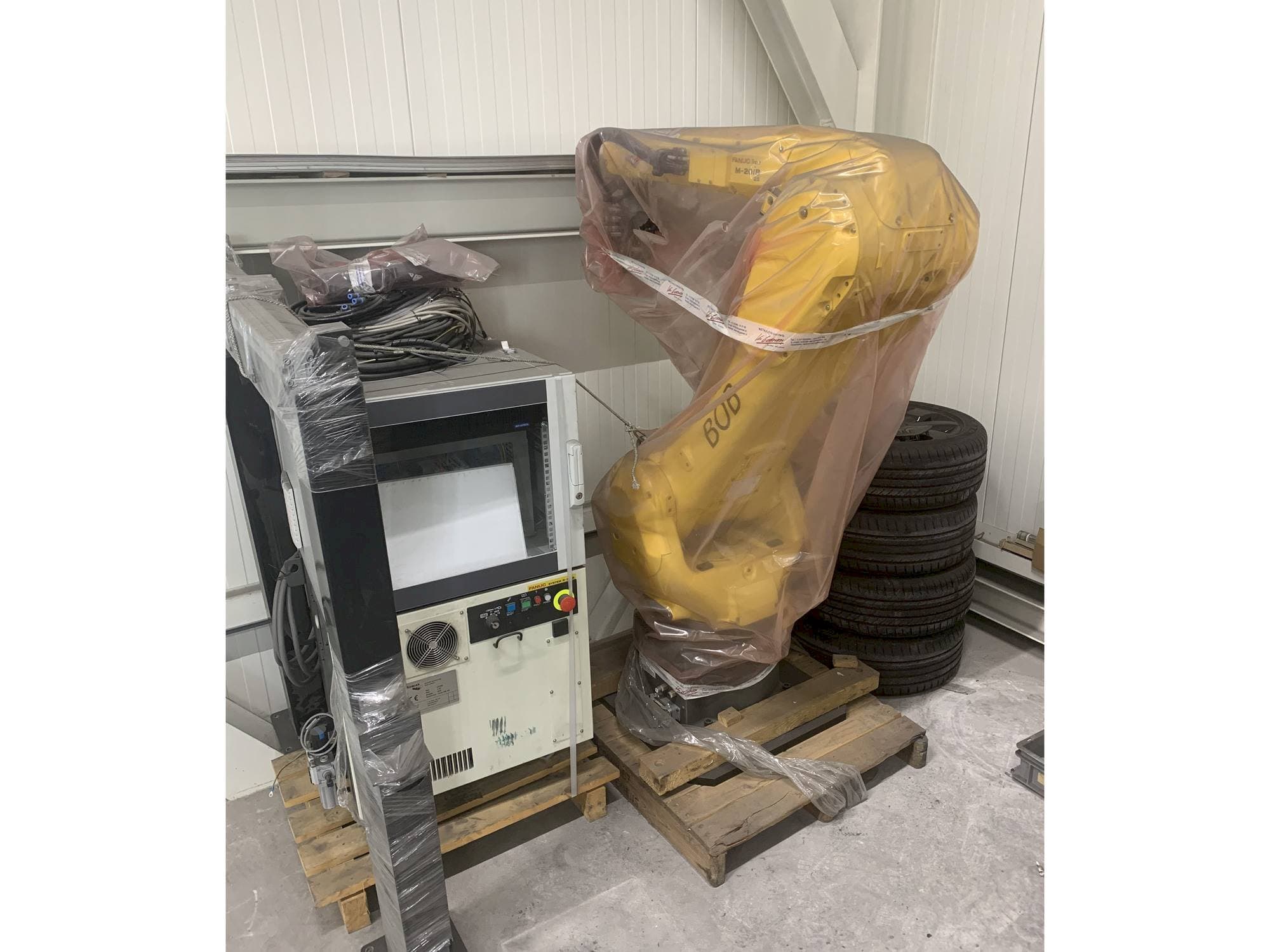 Prikaz stroja FANUC M-20iB sprijeda